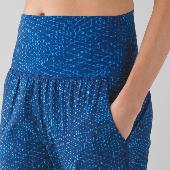 Lululemon Tranquil Crop 22" - 8 Samba Snake Kayak Blue Hero Blue - Picture 4 of 8